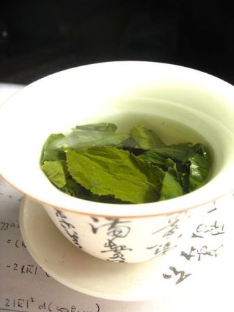 http://commons.wikimedia.org/wiki/File:Tea_leaves_steeping_in_a_zhong_%C4%8Daj_05.jpg