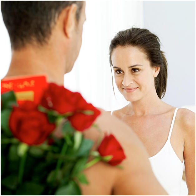 Boyfriend giving his girlfriend a boquet of roses, courtesy of Clipart