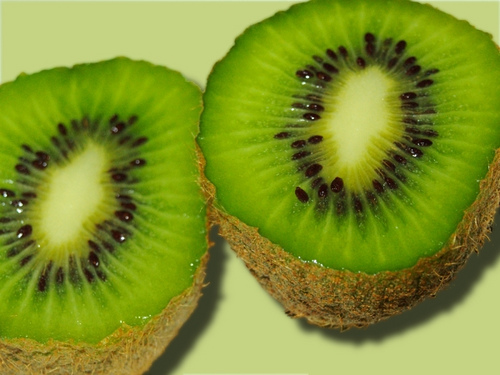 Kiwifruit Halves - Photo by Simon A., used with permission http://www.flickr.com/photos/asimon_photo/2550606661/