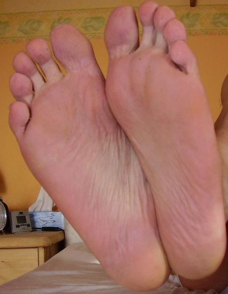 http://commons.wikimedia.org/wiki/File:Male_feet.jpg
