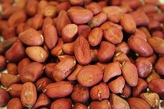 Picture of unshelled, uncooked peanuts. Photo courtesy of Johann Dréo of Flickr.